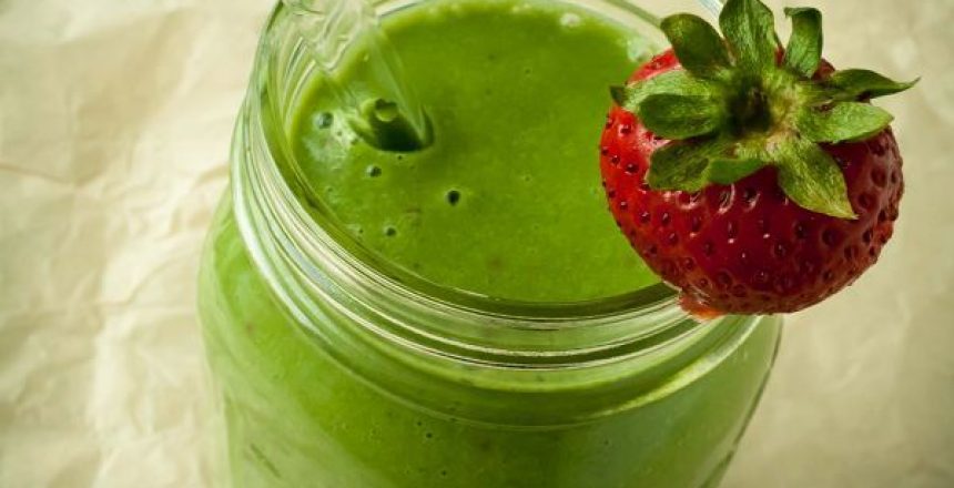 Green smoothie with a strawberry as garnish